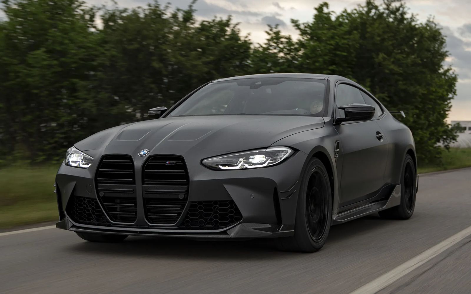 Coupé rivestita da WrapLab in grigio opaco, in movimento su strada