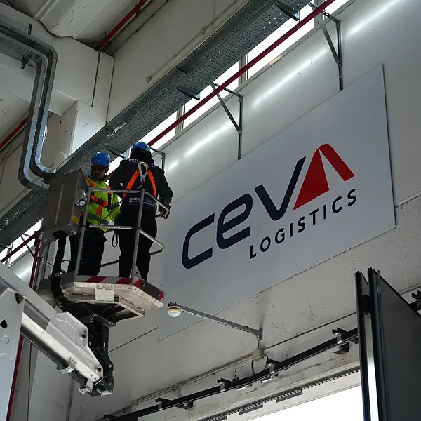 CEVA Logistics, Installazione di insegna in quota