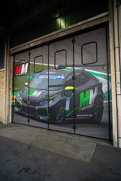 Portone MM Motorsport, Stampa e installazione su portone