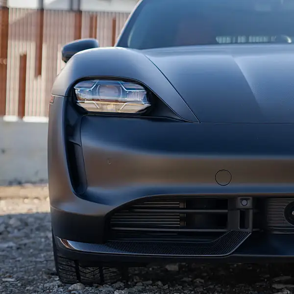 Porsche Taycan, Wrapping completo nero opaco