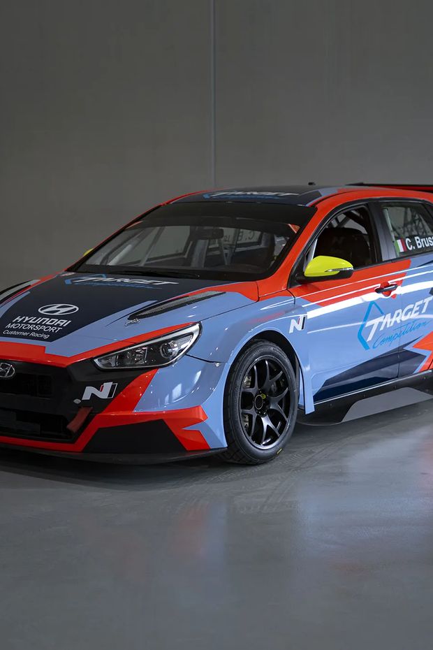 Auto da corsa con livrea azzurra e rossa da campionato