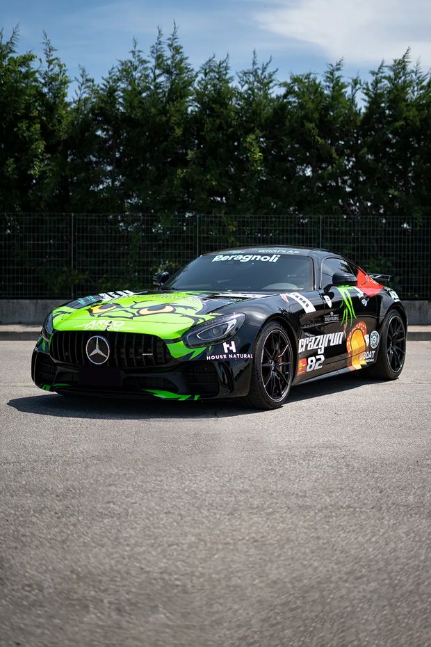 Coupé sportiva con livrea nera e verde personalizzata