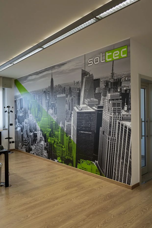 Parete di un ufficio decorata con pellicola stampata