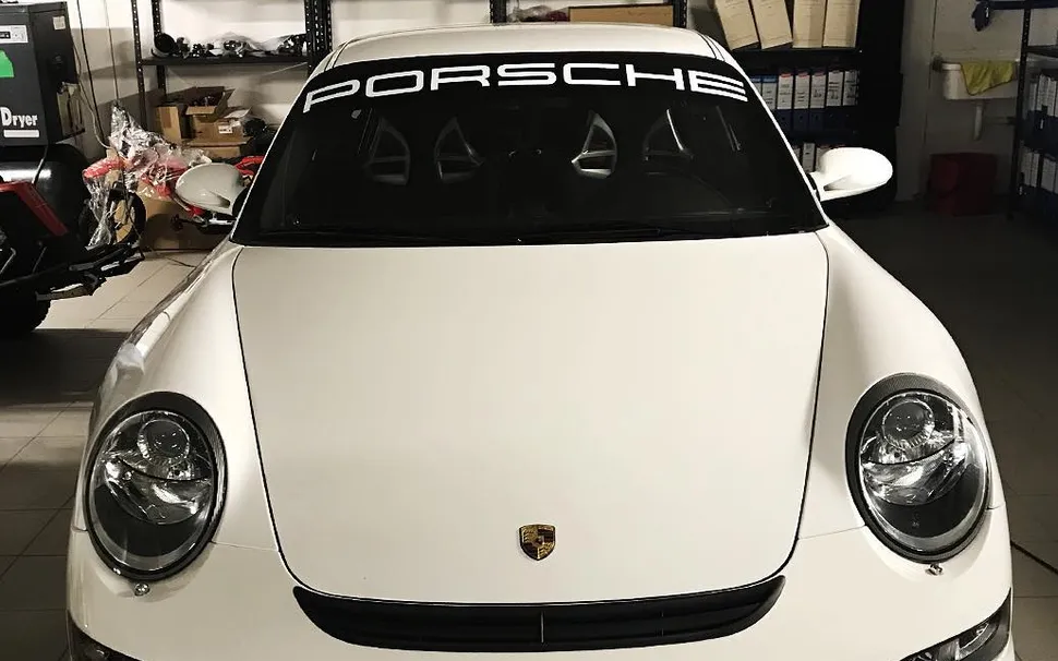 Dopo: Porsche 911 GT3: fascia parasole applicata sul parabrezza