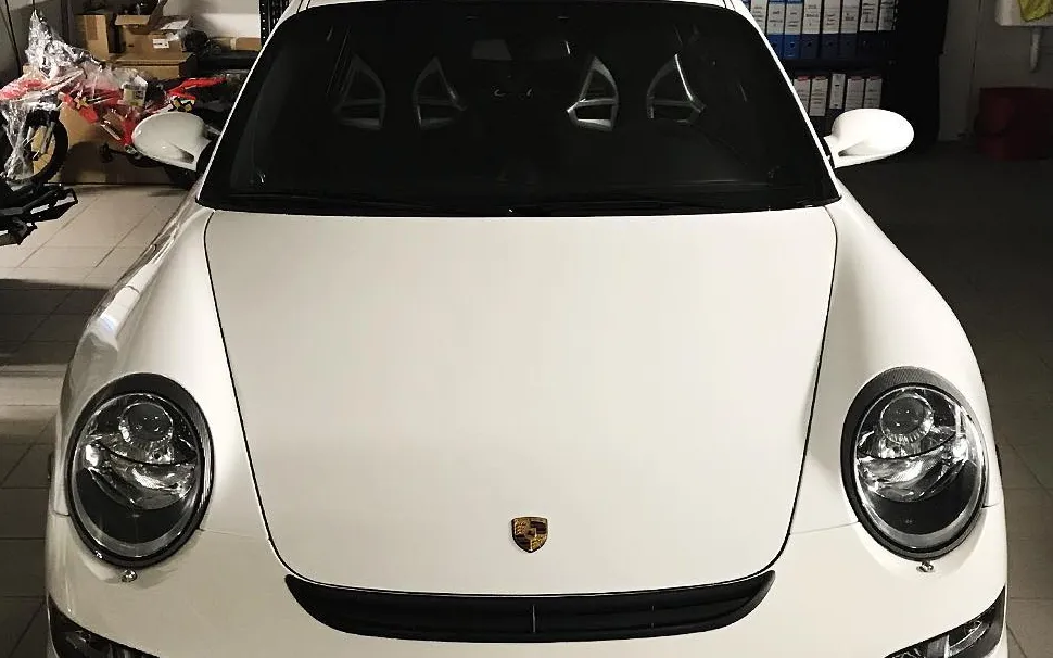 Prima: Porsche 911 GT3: fascia parasole applicata sul parabrezza