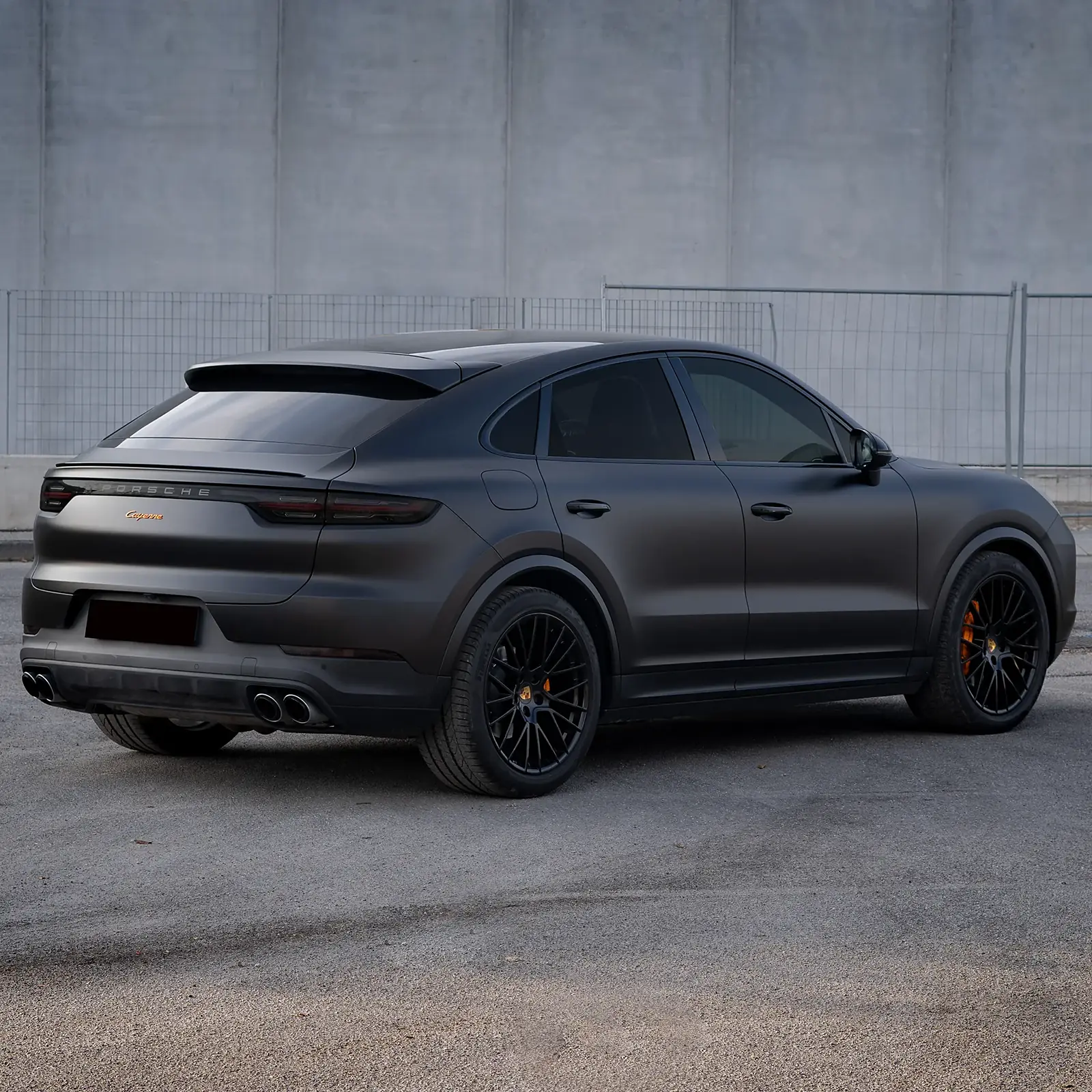 Porsche Cayenne Coupé: Pellicole oscuranti, lavoro WrapLab con i dettagli segnati