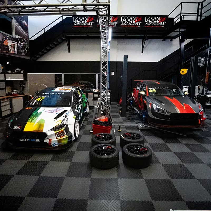 Auto da gara nell'officina WrapLab