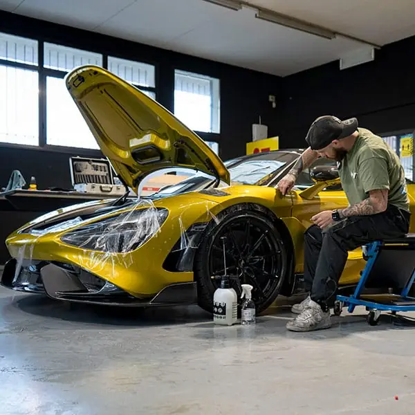 Applicazione su una McLaren in officina